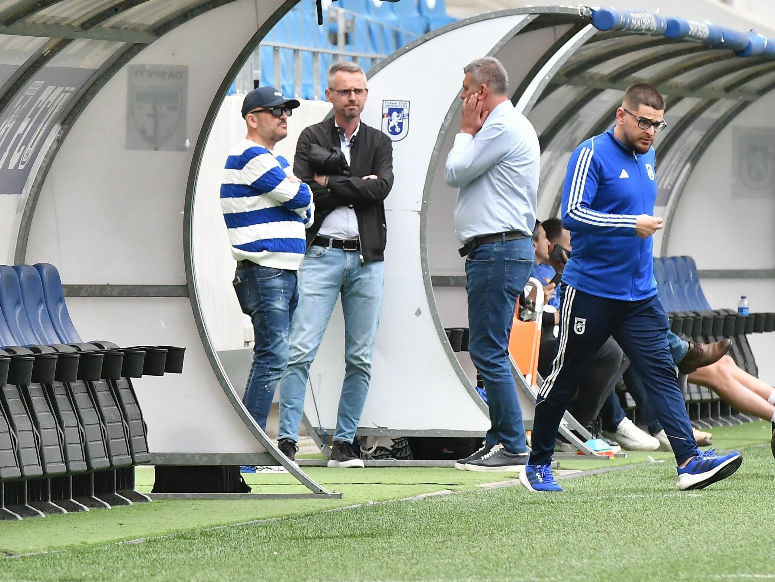 Adrian Mititelu a declanșat revoluția la FC U Craiova, a semnat cu 5 fotbaliști dintr-o lovitură și e gata să continue curățenia în club! S-a folosit de o manea ca să transmită un mesaj dur: „Azi, cu bani, cumperi ușor dragostea oamenilor”