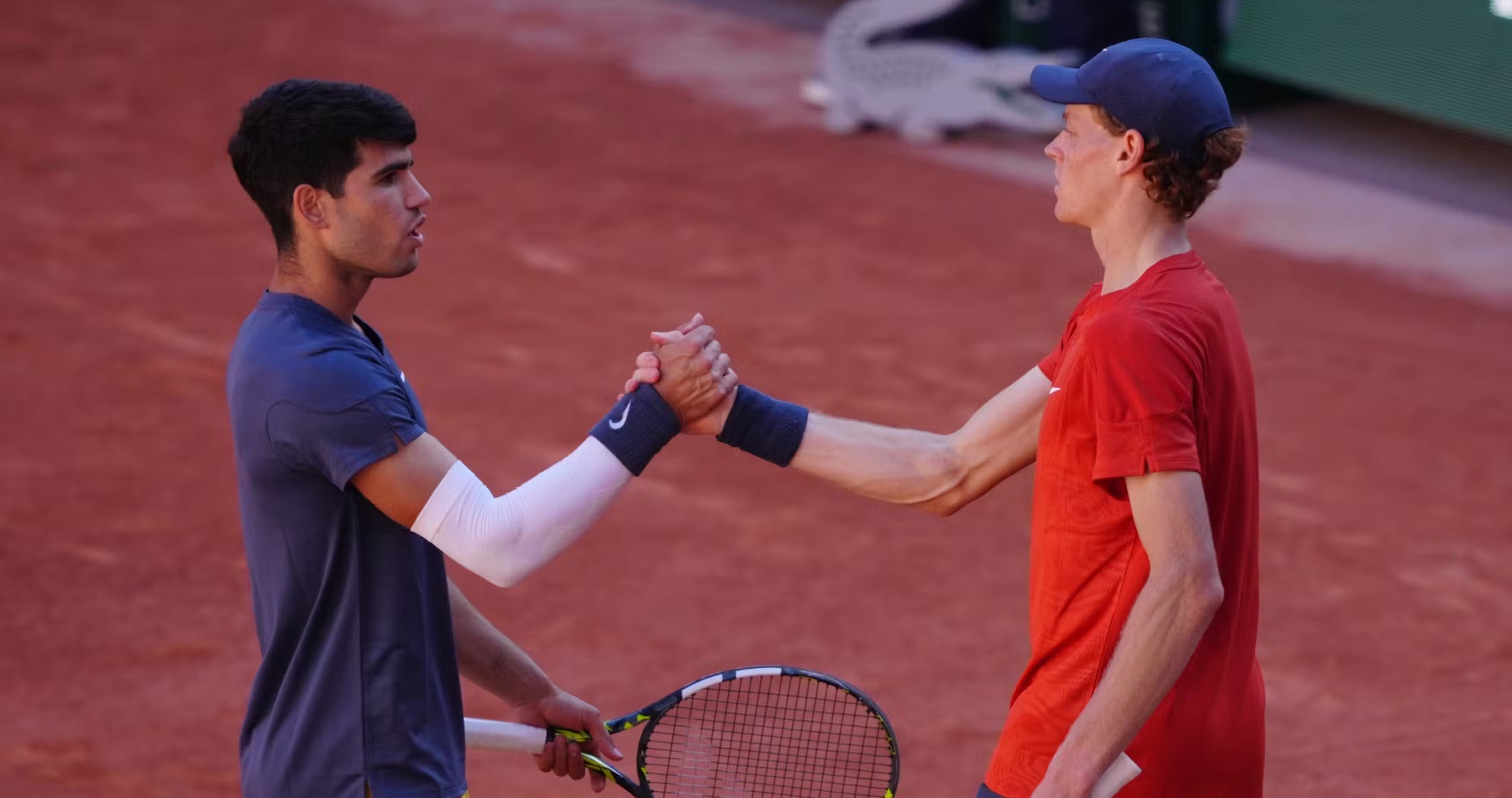 Lovitură cruntă pentru Darren Cahill, chiar în ziua în care Simona Halep a dat de înțeles că l-ar vrea din nou antrenorul ei! Jannik Sinner, elevul australianului și liderul ATP, a fost eliminat de Carlos Alcaraz: spaniolul va juca finala la Roland Garros cu Alexander Zverev!