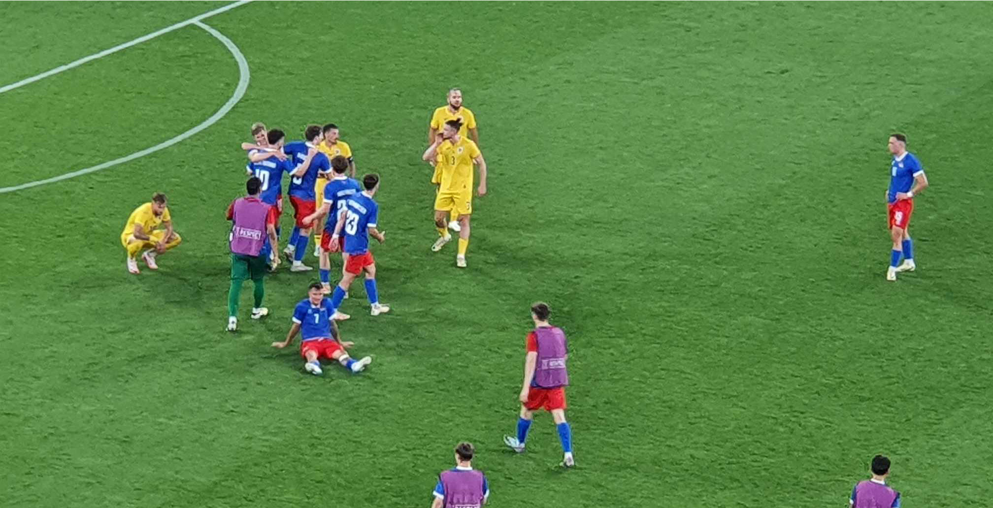 Radu Drăgușin și-a pierdut cumpătul și a făcut prăpăd pe teren, după România