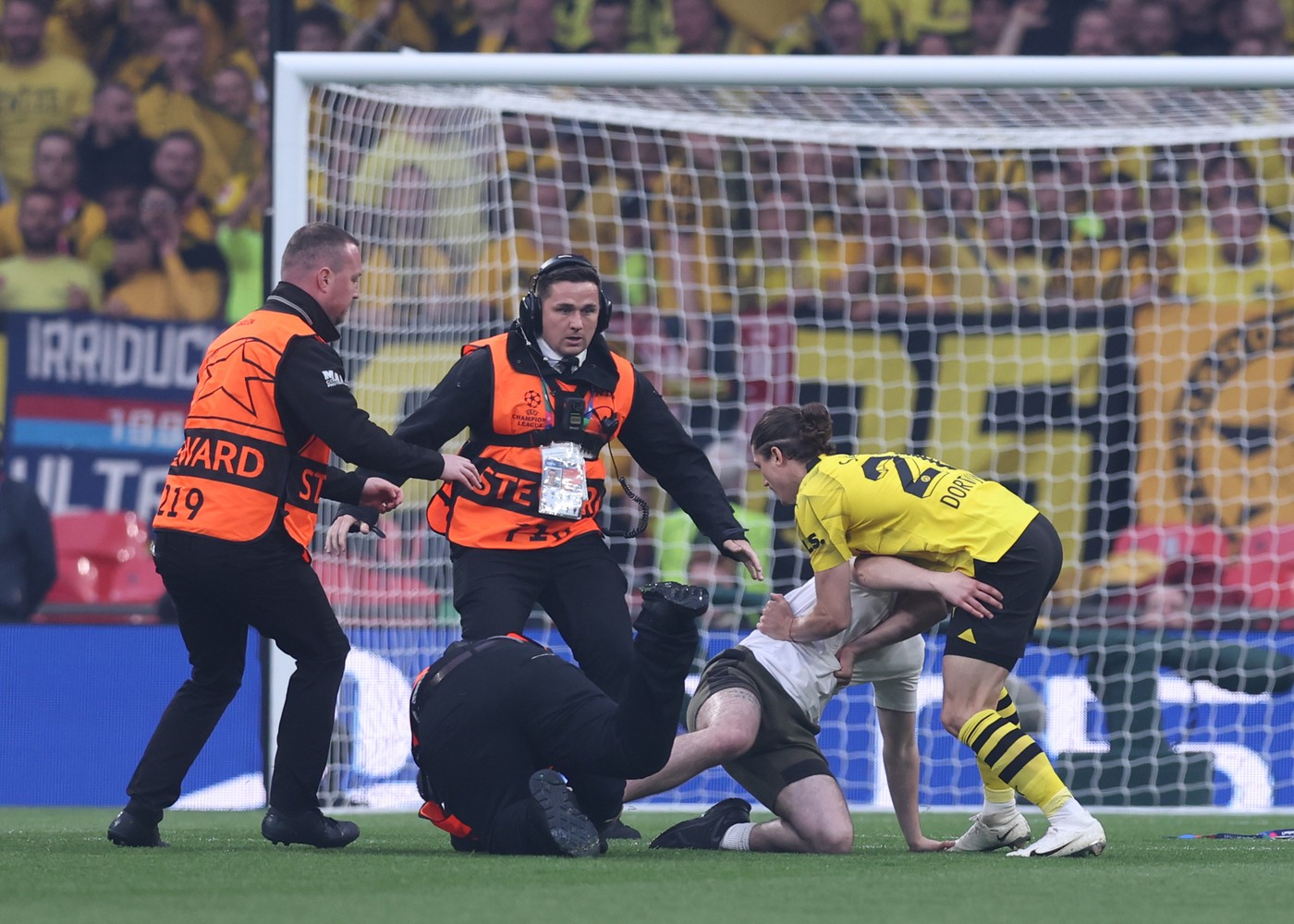 Suma ireală pe care a câştigat-o de la un rus bărbatul care a intrat pe gazon la finala Champions League