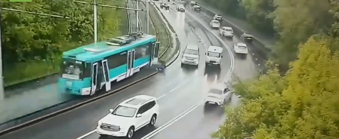 Un tramvai scăpat de sub control a aruncat pasageri în fața mașinilor Un tramvai scăpat de sub control a aruncat pasageri în fața mașinilor
