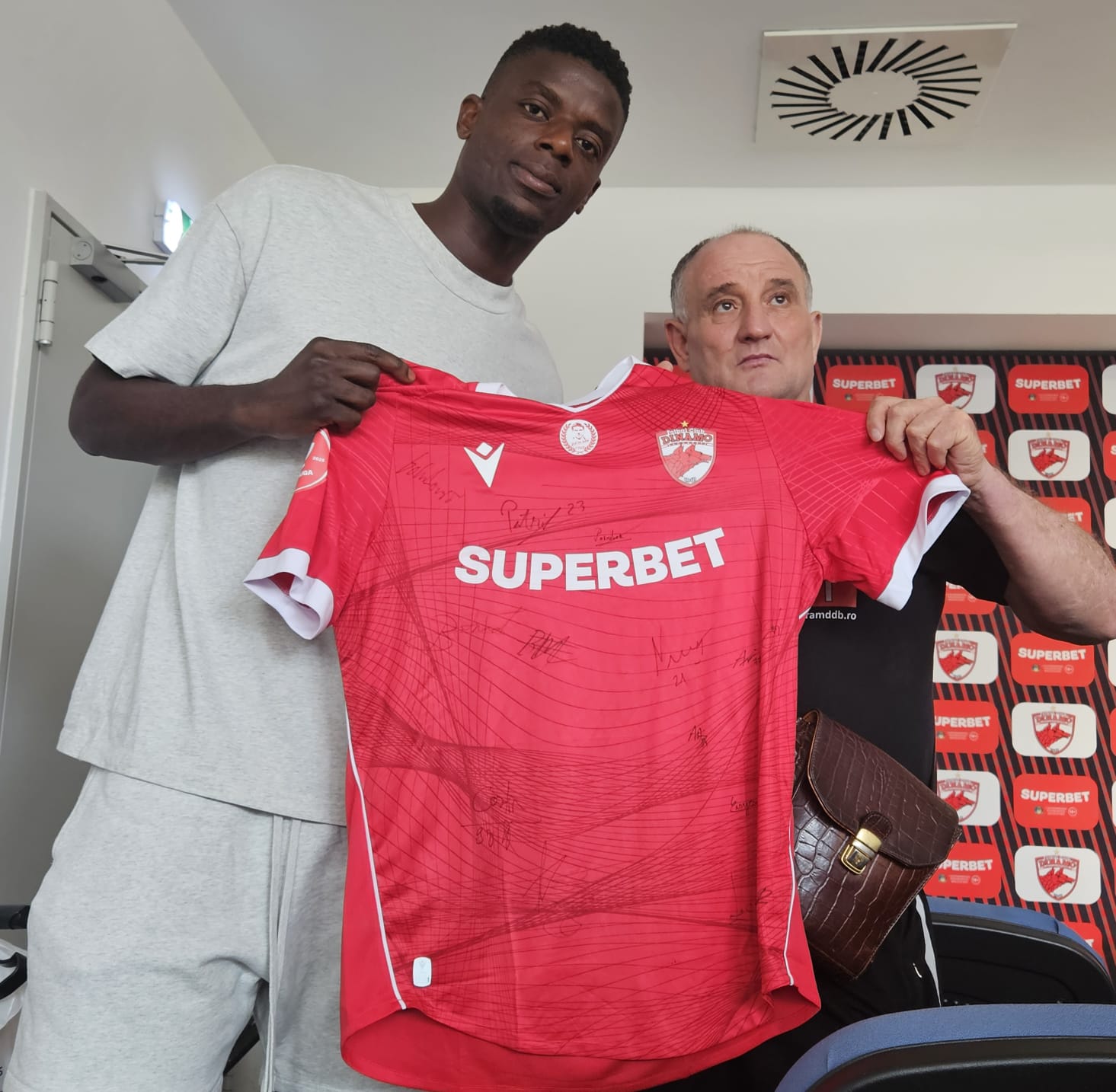 Dinamo, gest pentru suporterul în scaun cu rotile, a cărui poveste a emoționat întreaga Românie! Dinamo, gest pentru suporterul în scaun cu rotile, a cărui poveste a emoționat întreaga Românie!