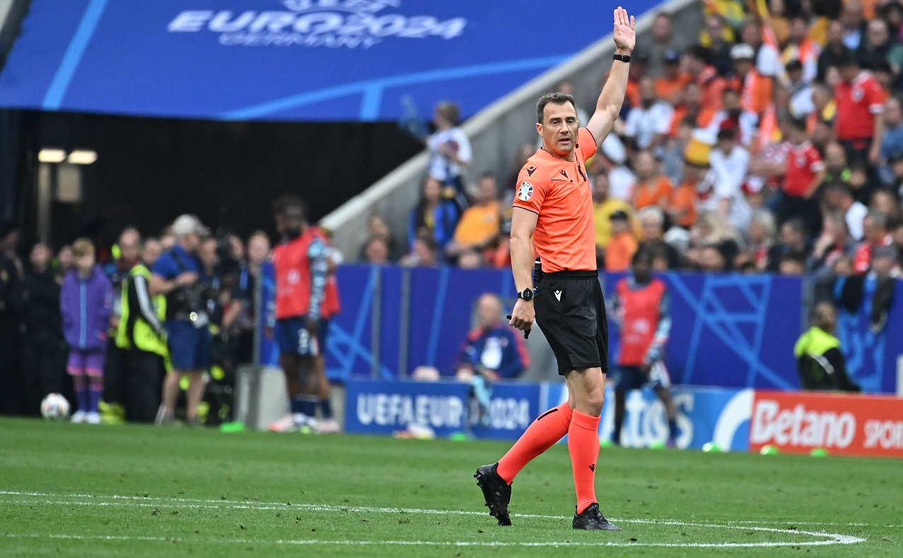 petiție semnată de mii de oameni pentru ca UEFA să-l suspende pe arbitrul care a distrus România în meciul cu Olanda!
