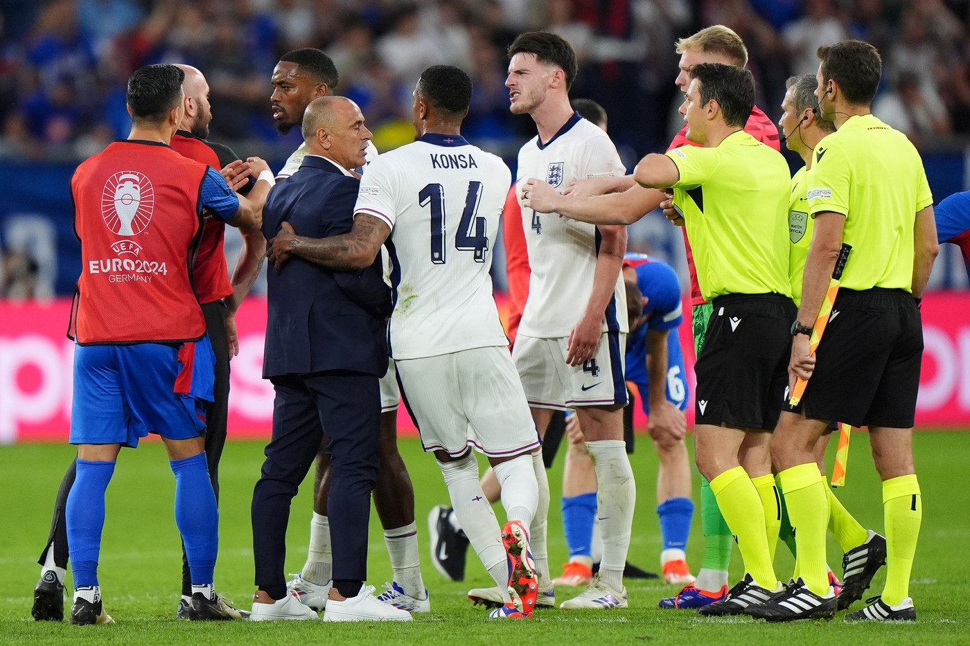 Selecționerul Slovaciei, la un pas de bătaie cu vedeta Angliei, după finalul tensionat din optimile EURO 2024! Selecționerul Slovaciei, la un pas de bătaie cu vedeta Angliei, după finalul tensionat din optimile EURO 2024!