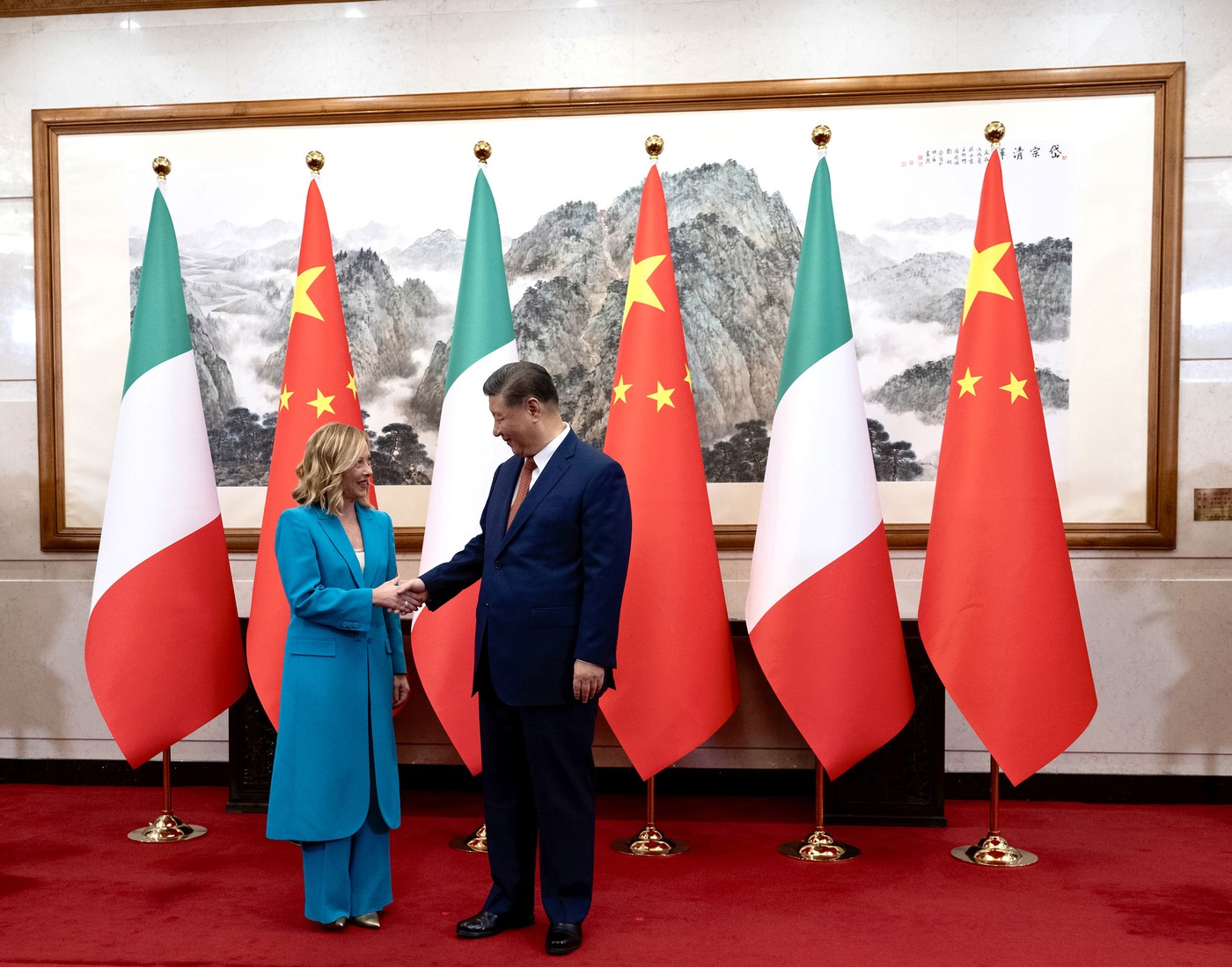 Italia reia LEGĂTURILE economice cu Beijingul, însă aplică taxele vamale impuse de UE partenerilor chinezi. Roma oscilează pe BALANSOARUL puterii Italia reia LEGĂTURILE economice cu Beijingul, însă aplică taxele vamale impuse de UE partenerilor chinezi. Roma oscilează pe BALANSOARUL puterii