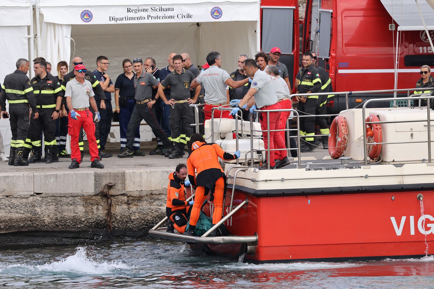 A fost găsit trupul celei de-a CINCEA victime, dispărute după naufragiul iahtului de lux de pe coasta Siciliei A fost găsit trupul celei de-a CINCEA victime, dispărute după naufragiul iahtului de lux de pe coasta Siciliei