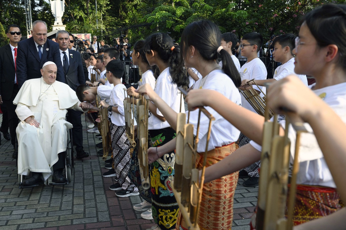 Papa laudă INDONEZIA pentru rata ridicată a natalității. Suveranul Pontif a glumit pe seama celor care preferă să crească PISICI sau CÂINI