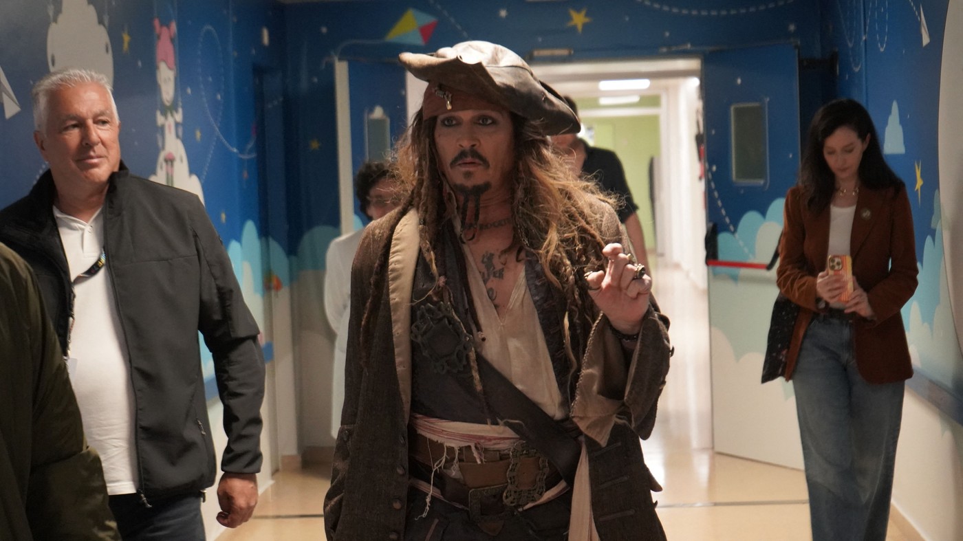 Costumat in Jack Sparrow, actorul Johnny Depp a vizitat copiii internați într-un spital din Spania Costumat in Jack Sparrow, actorul Johnny Depp a vizitat copiii internați într-un spital din Spania