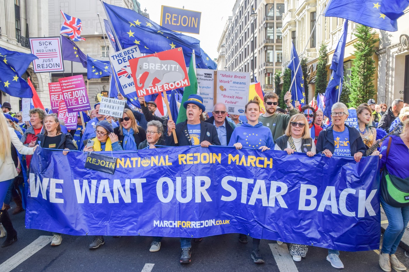 Sute de britanici au ieșit în stradă pentru revenirea Regatului Unit în UNIUNEA EUROPEANĂ, la cinci ani de la Brexit