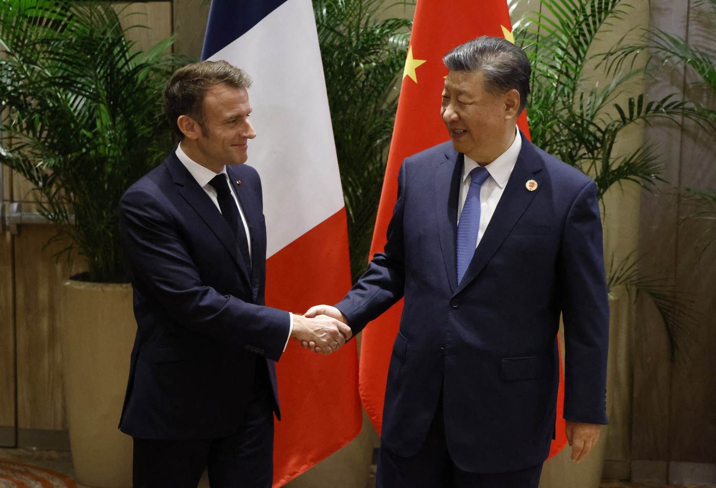 Macron insistă, în contextul victoriei lui TRUMP, pentru dezvoltarea autonomiei UE /Liderul Franței vrea dialog cu Beijingul „în independență totală”