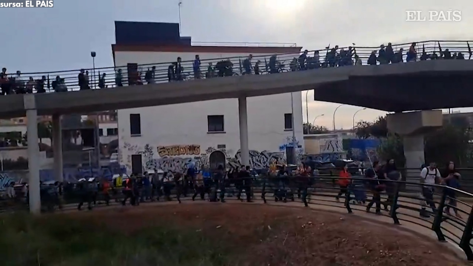 SOLIDARITATE IMPRESIONANTĂ. Peste o sută de mii de SUFLETE se înscriu voluntari în ajutorul sinistraților în Valencia
