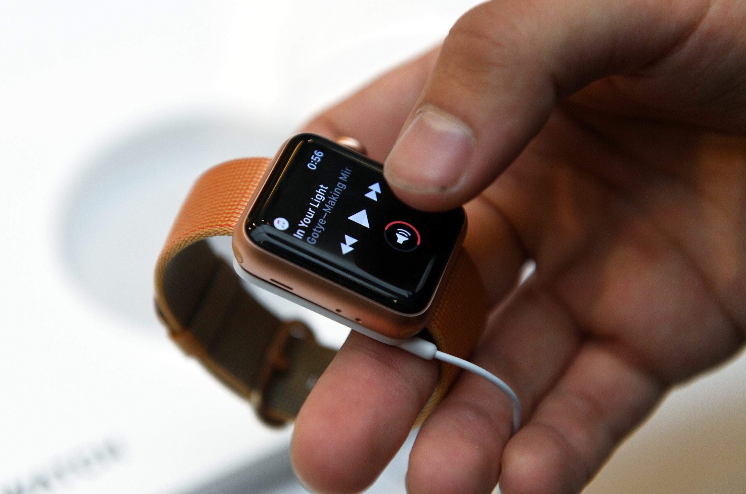 Schior SALVAT de la moarte de ceasul său inteligent. Cum a acționat smartwatch-ul