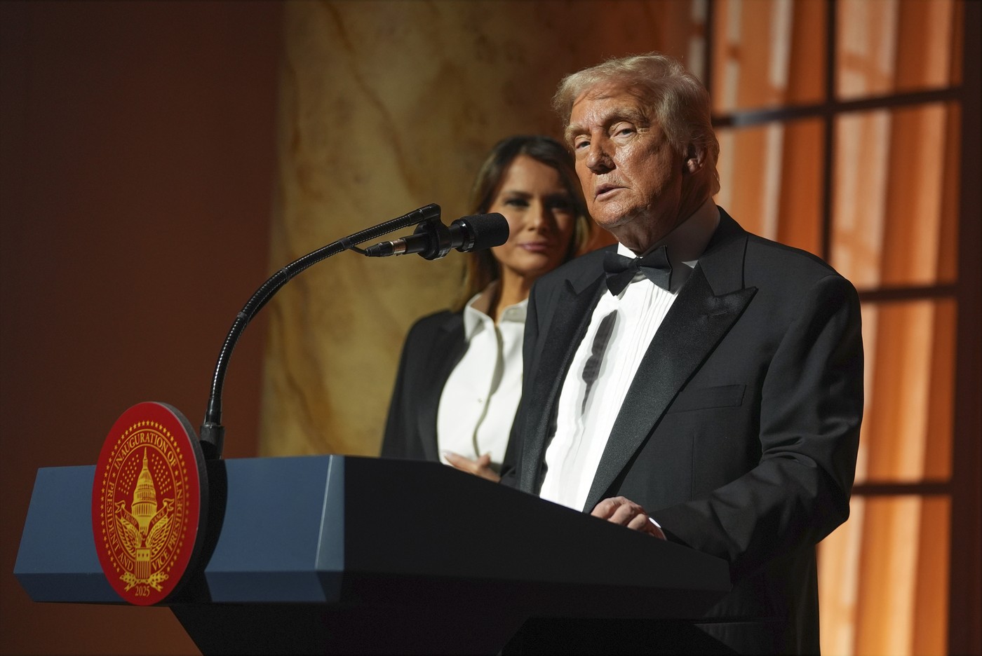 TRUMP va anula autorizațiile de securitate a zeci de foști oficiali ai serviciilor secrete TRUMP va anula autorizațiile de securitate a zeci de foști oficiali ai serviciilor secrete