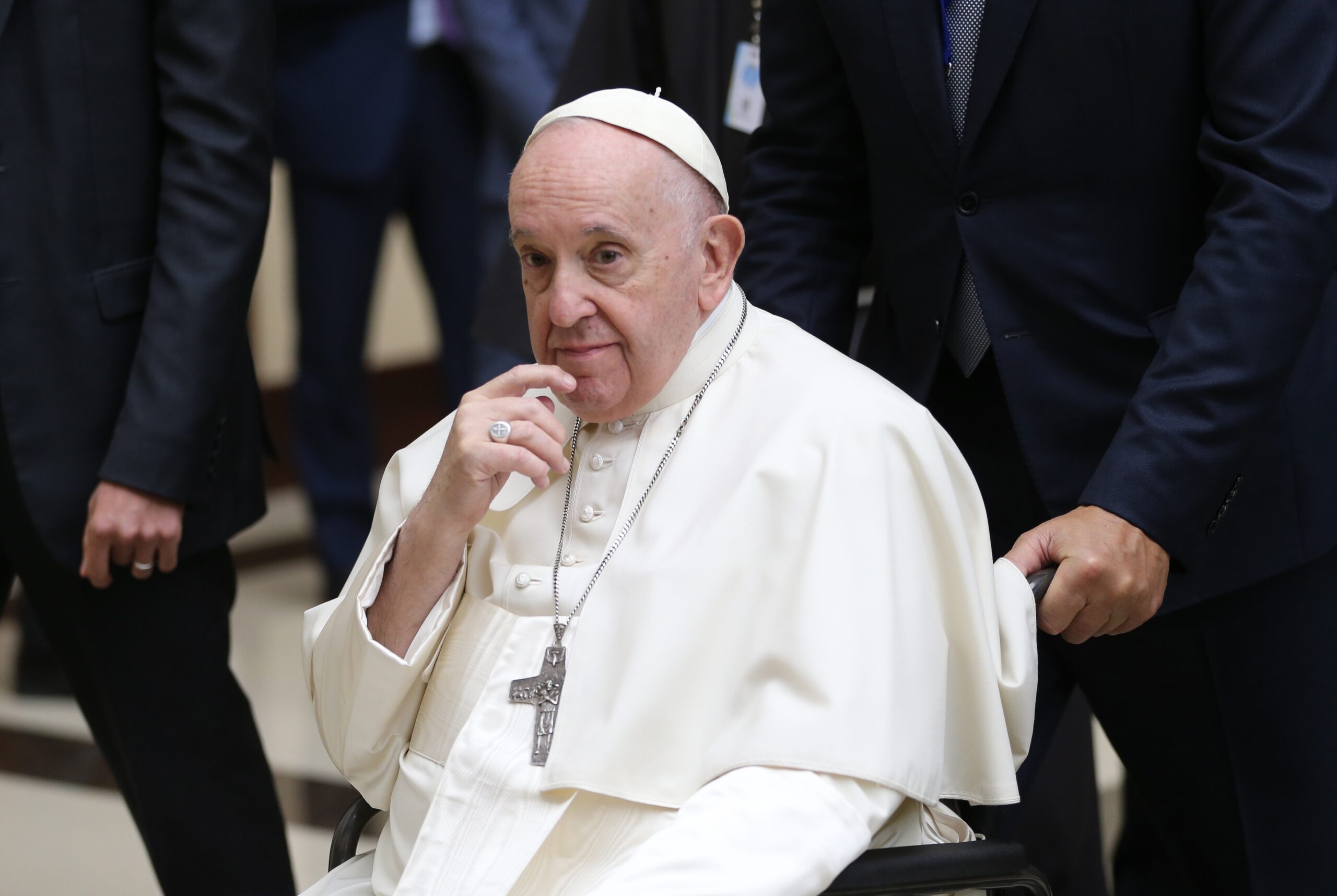 Vaticanul a anunțat că Papa Francisc, internat cu dublă pneumonie, „a petrecut o noapte liniștită” la spitalul din Roma