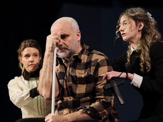 O piesă ce provoacă reflecții profunde asupra existenței O piesă ce provoacă reflecții profunde asupra existenței