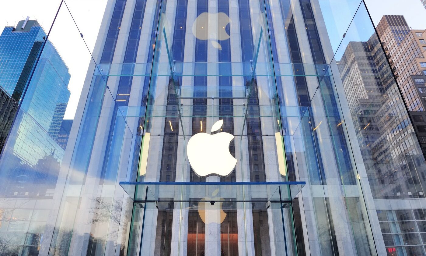 Trump solicită companiei Apple să pună capăt POLITICILOR de diversitate, în contextul în care majoritatea acționarilor au votat în favoarea acestora