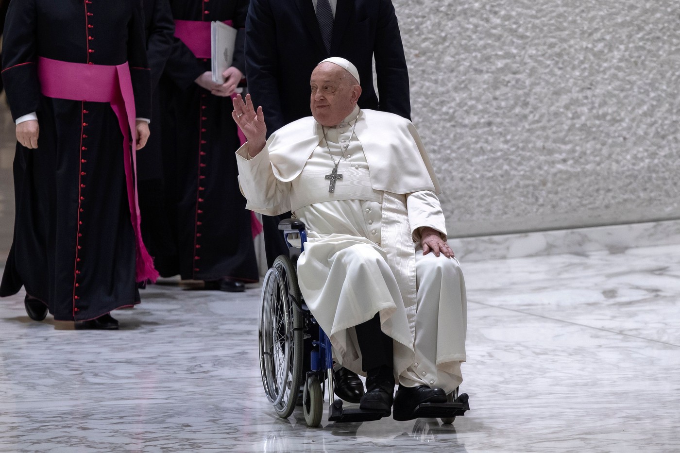Papa Francisc ar putea abdica din motive de SĂNĂTATE, susține cardinalul Gianfranco Ravasi / Vaticanul nu exclude o posibilă demisie