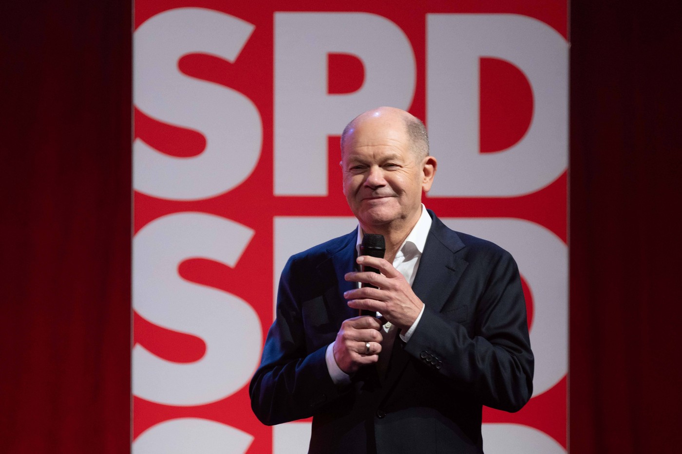 Scholz îi cere lui Trump să invite Ucraina la masa negocierilor cu Rusia și așteaptă să fie consultate țările UE Scholz îi cere lui Trump să invite Ucraina la masa negocierilor cu Rusia și așteaptă să fie consultate țările UE