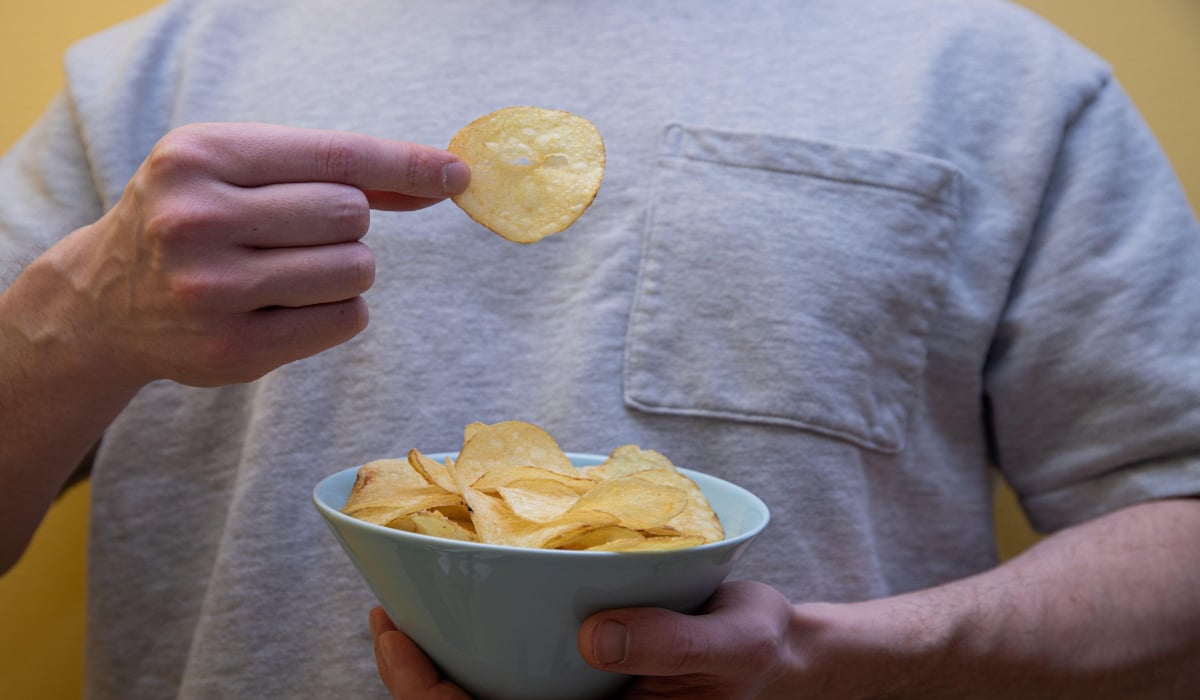Cât de mare este o porție de chipsuri pentru un adult și cât ar trebui să mănânci