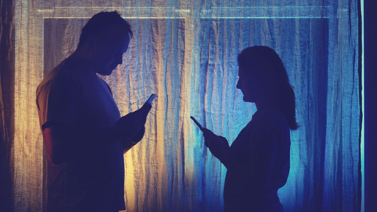 Cum afectează smartphone-urile viața de cuplu în România
