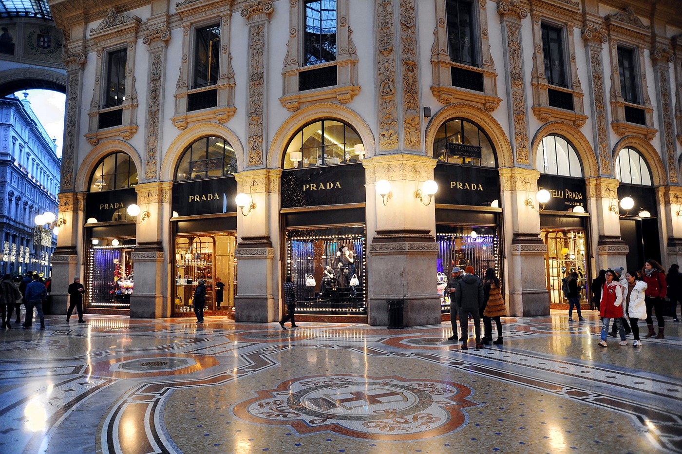 Cea mai mare tranzacție din industria de lux a anului: Prada cumpără Versace