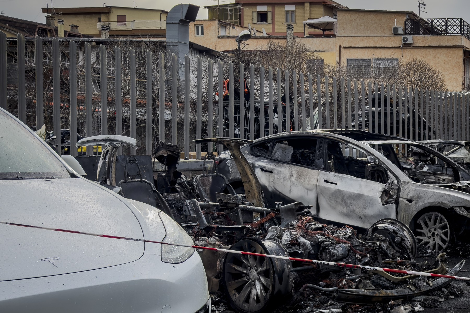 Incendiu la o reprezentanță Tesla de la Roma. Polițiștii nu exclud posibilitatea ca focul să fi fost pus intenționat Incendiu la o reprezentanță Tesla de la Roma. Polițiștii nu exclud posibilitatea ca focul să fi fost pus intenționat