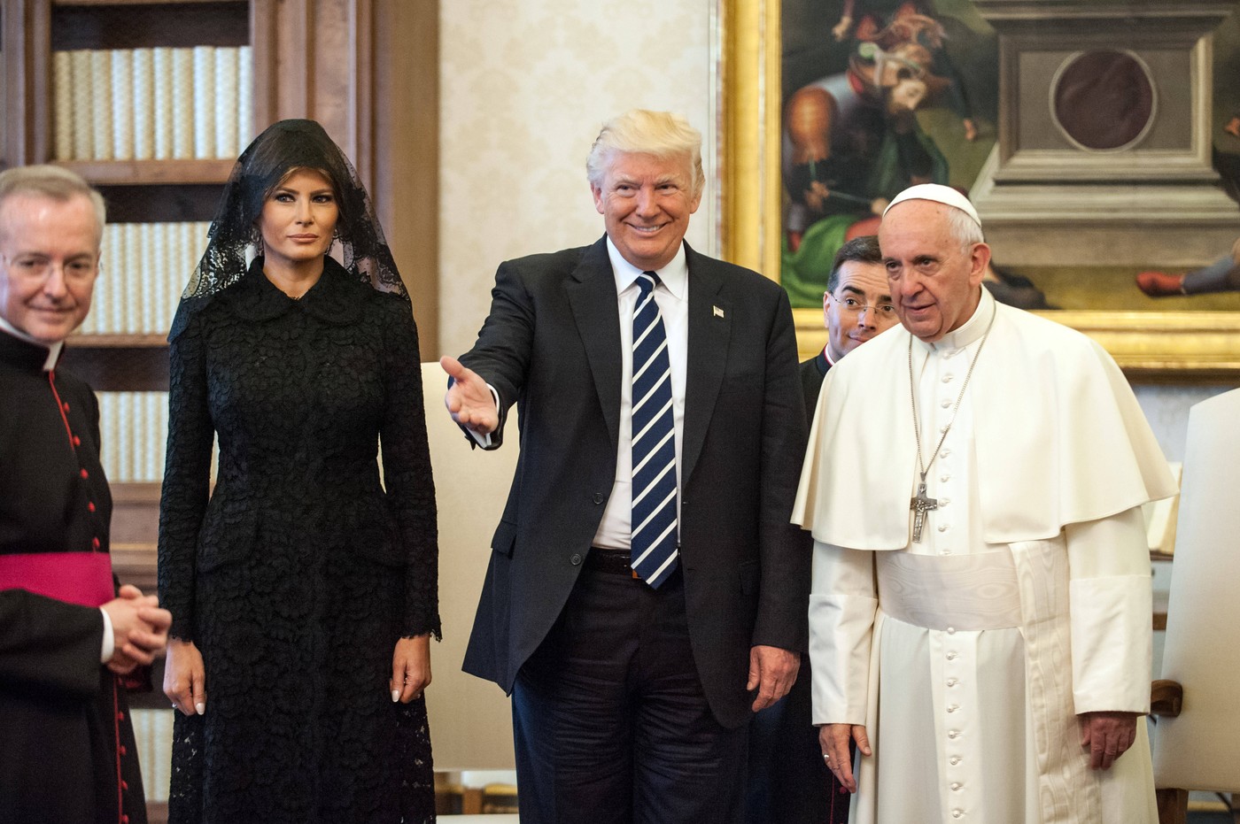 Donald Trump a anunțat că va participa la funeraliile Papei Francisc de la Roma, alături de Melania Trump. Prima Doamnă este confesiune catolică