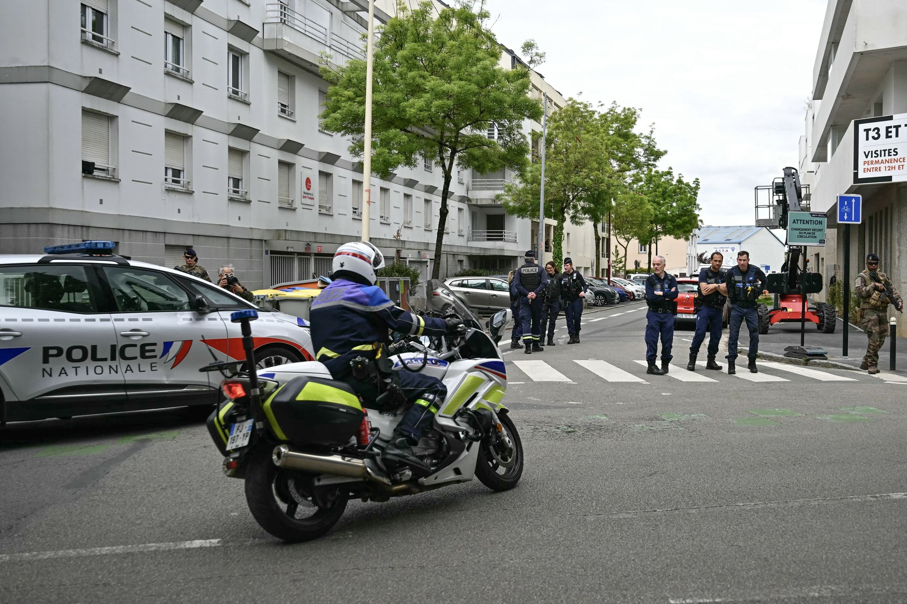 Cel puțin un mort și mai mulți răniți în urma unui atac produs într-un liceu din Franța
