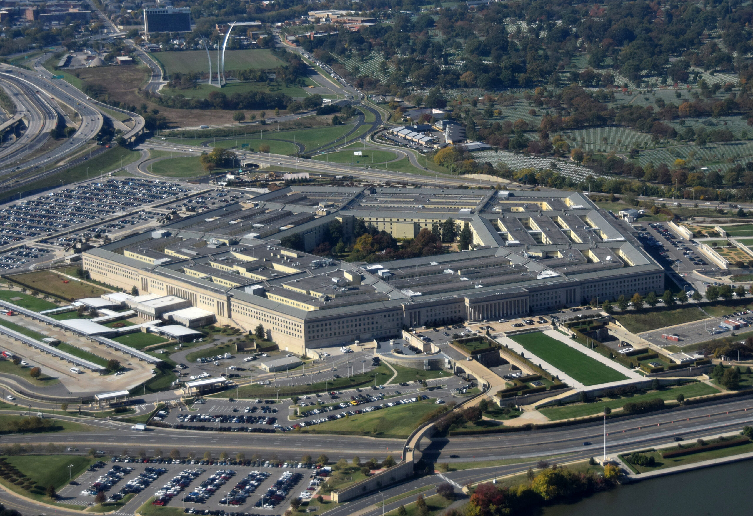 Consilier important al secretarului american al Apărării, scos sub escortă din Pentagon și trimis în concediu FORȚAT! Ce s-a întâmplat