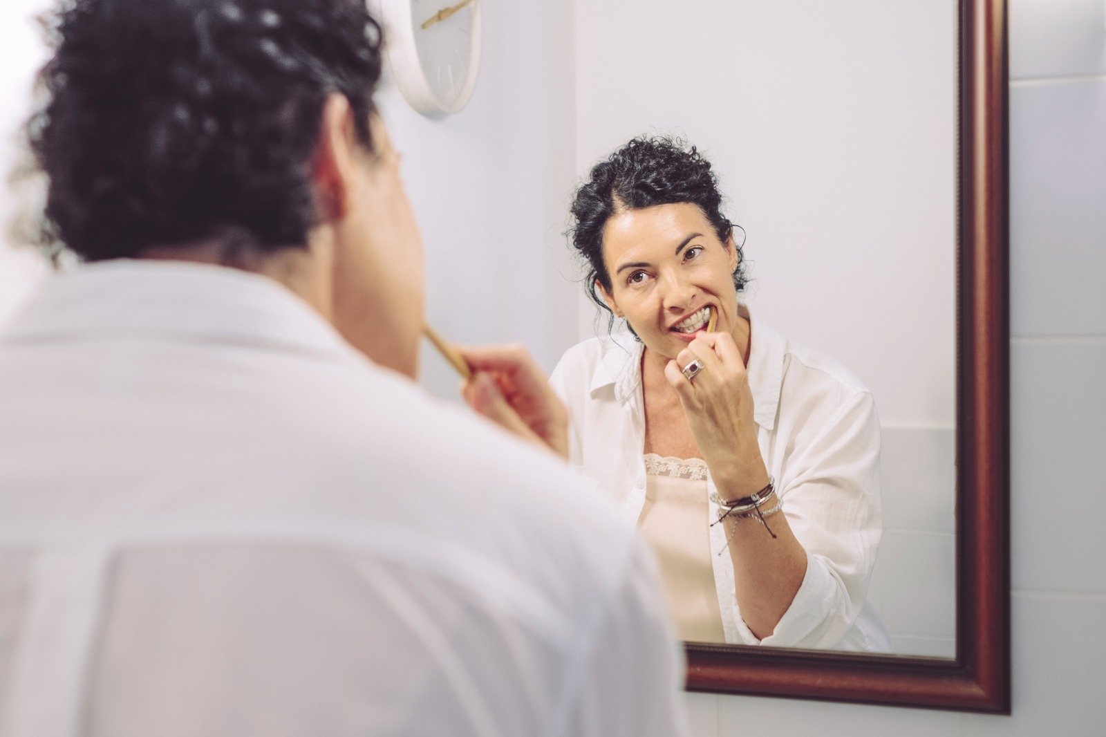 Menopauza îți schimbă zâmbetul? Ce trebuie să știi despre sănătatea orală după 40 ani Menopauza îți schimbă zâmbetul? Ce trebuie să știi despre sănătatea orală după 40 ani