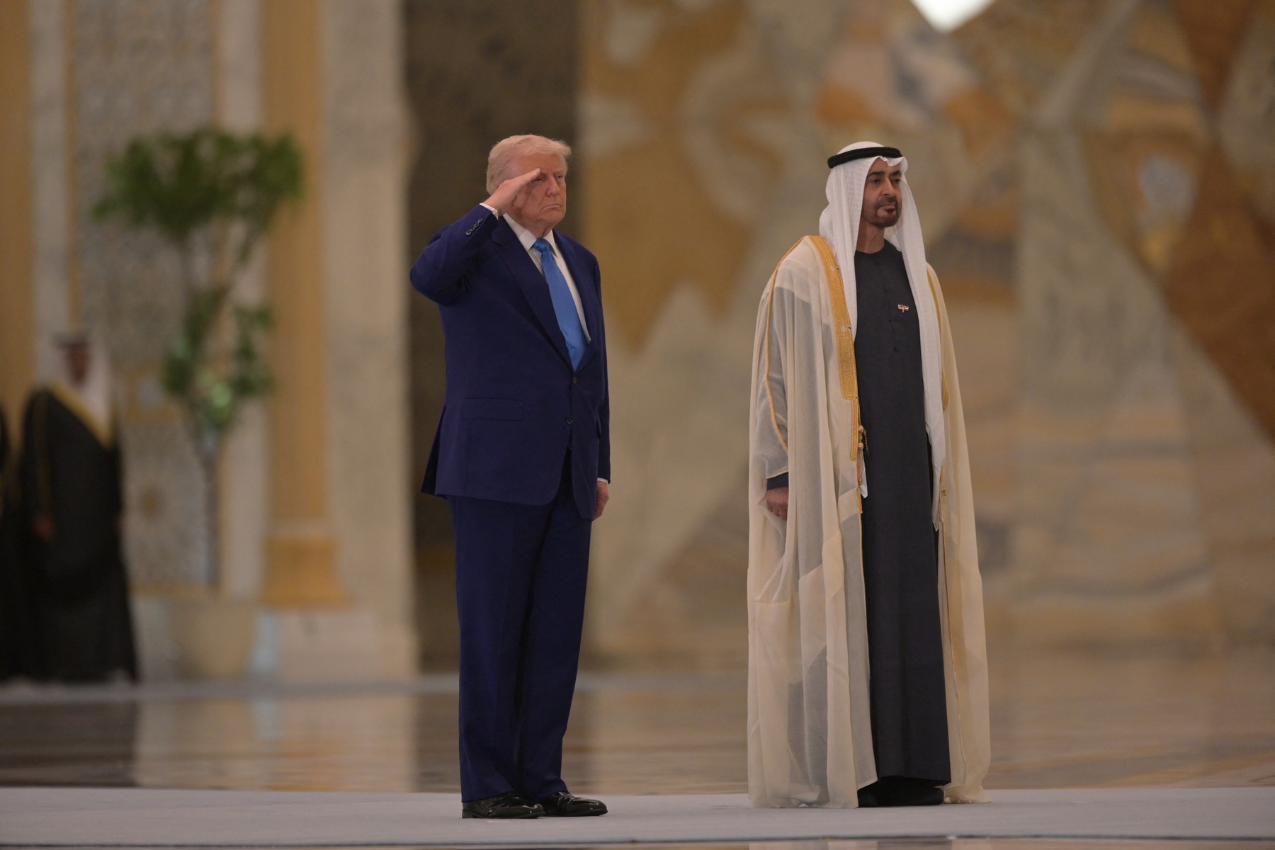 Graba lui Trump de a semna contracte în domeniul inteligenței artificiale în Arabia Saudită și EAU generează preocupări în SUA