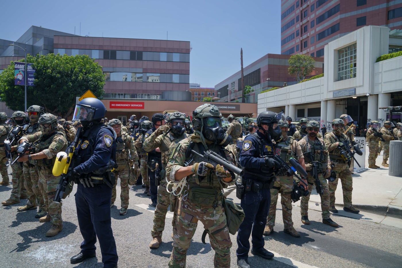 Momentul în care un reporter străin, în mijlocul protestelor din Los Angeles, este împușcat de Poliție cu un glonț de cauciuc