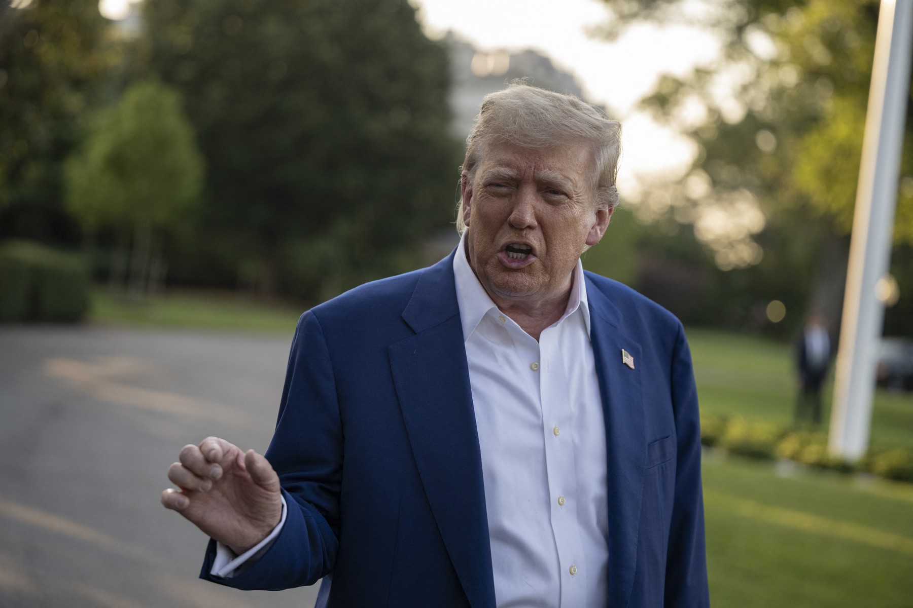 Experții Casei Albe estimează că deficitul va scădea prin programele fiscale aplicate de Trump /Sectorul privat este sceptic