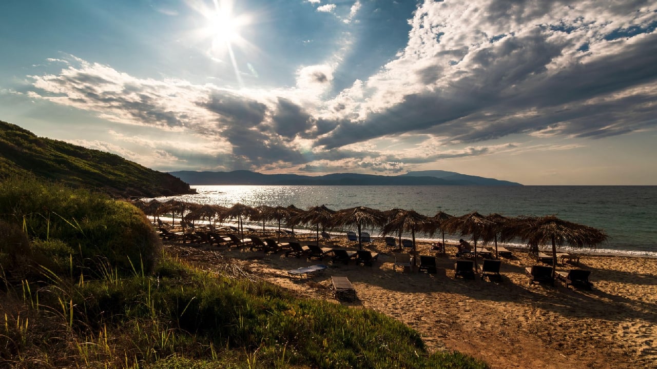 Ce ascunde insula Skiathos pe lângă plajele de poveste. Vezi ce să faci și unde să te cazezi