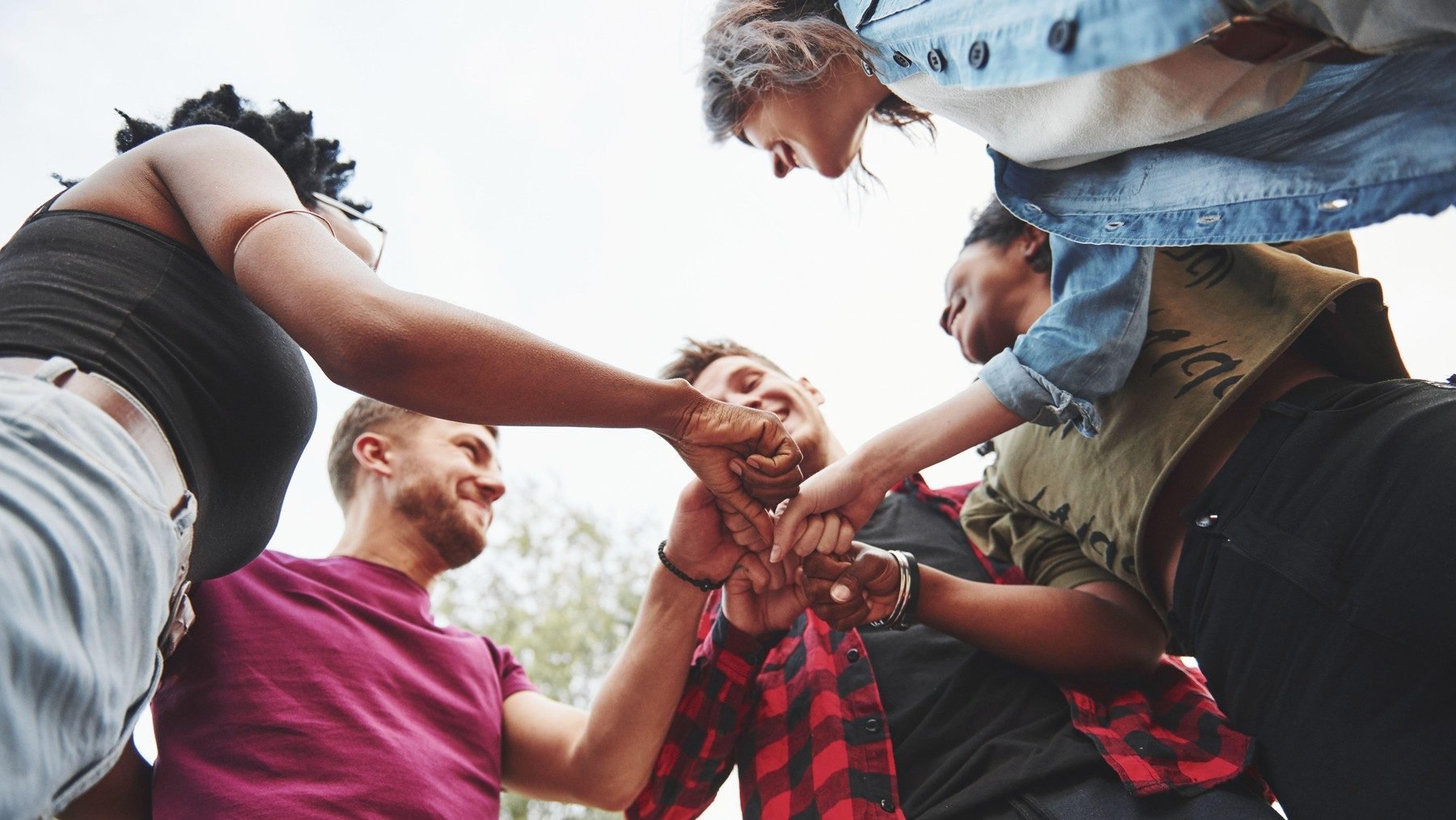 Țara în care tinerii înlocuiesc nopțile pierdute în cluburi cu petreceri pe timp de zi și alcoolul cu cafeaua