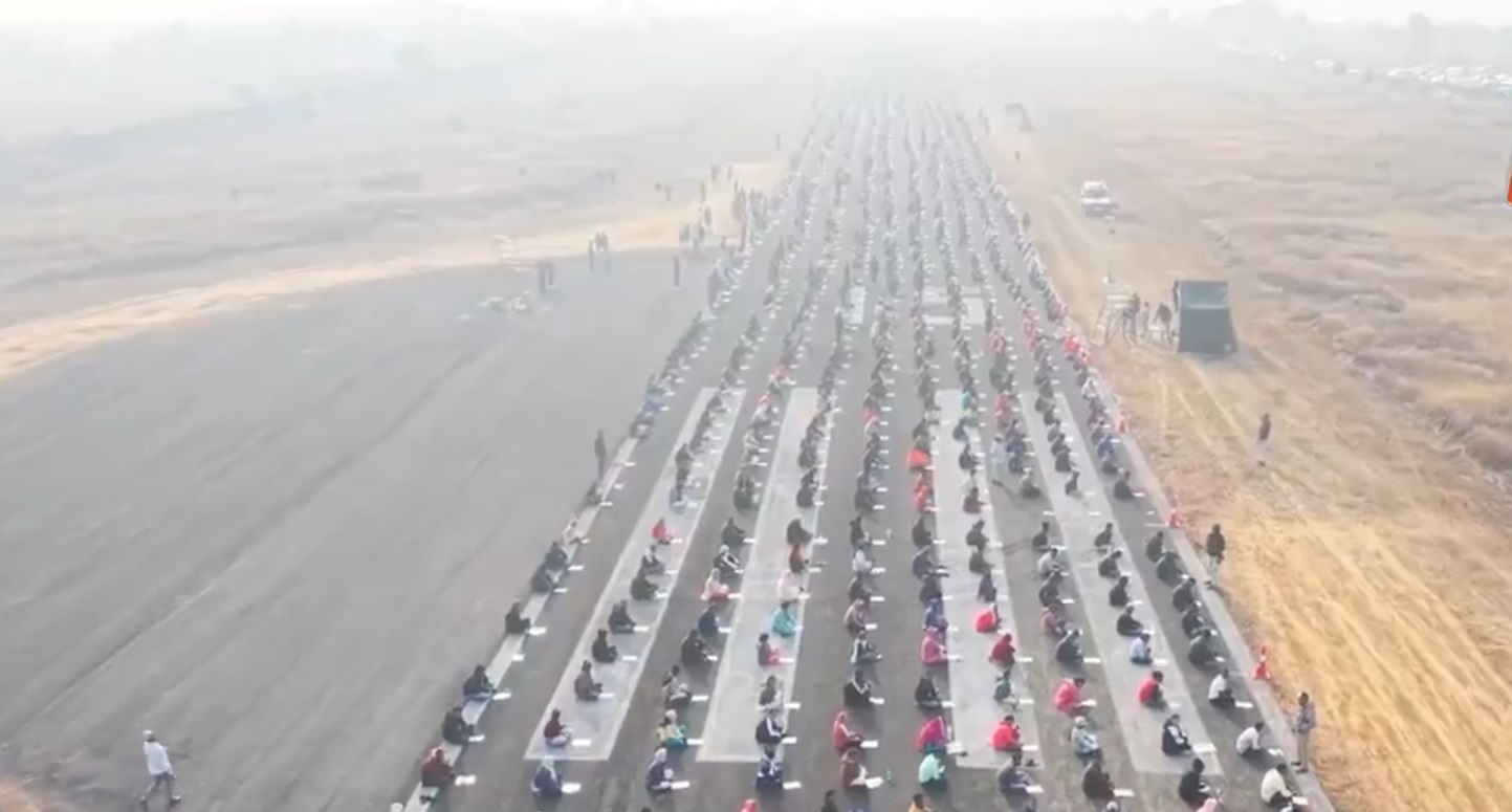 8000 de candidați pentru 187 de posturi la un singur examen, ținut pe o pistă de aterizare pentru avioane, în India 8000 de candidați pentru 187 de posturi la un singur examen, ținut pe o pistă de aterizare pentru avioane, în India