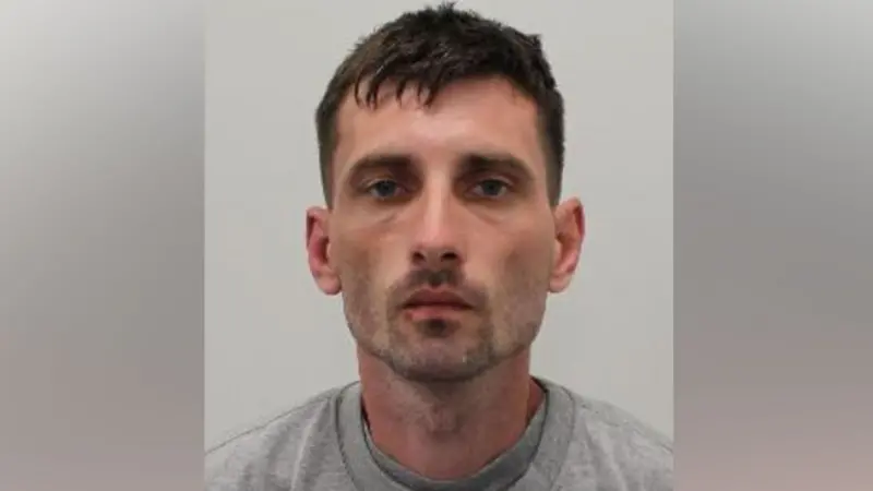 Bărbatul român care a înjunghiat o minoră în Marea Britanie a fost condamnat la detenție pe viață într-un spital de boli mintale Bărbatul român care a înjunghiat o minoră în Marea Britanie a fost condamnat la detenție pe viață într-un spital de boli mintale