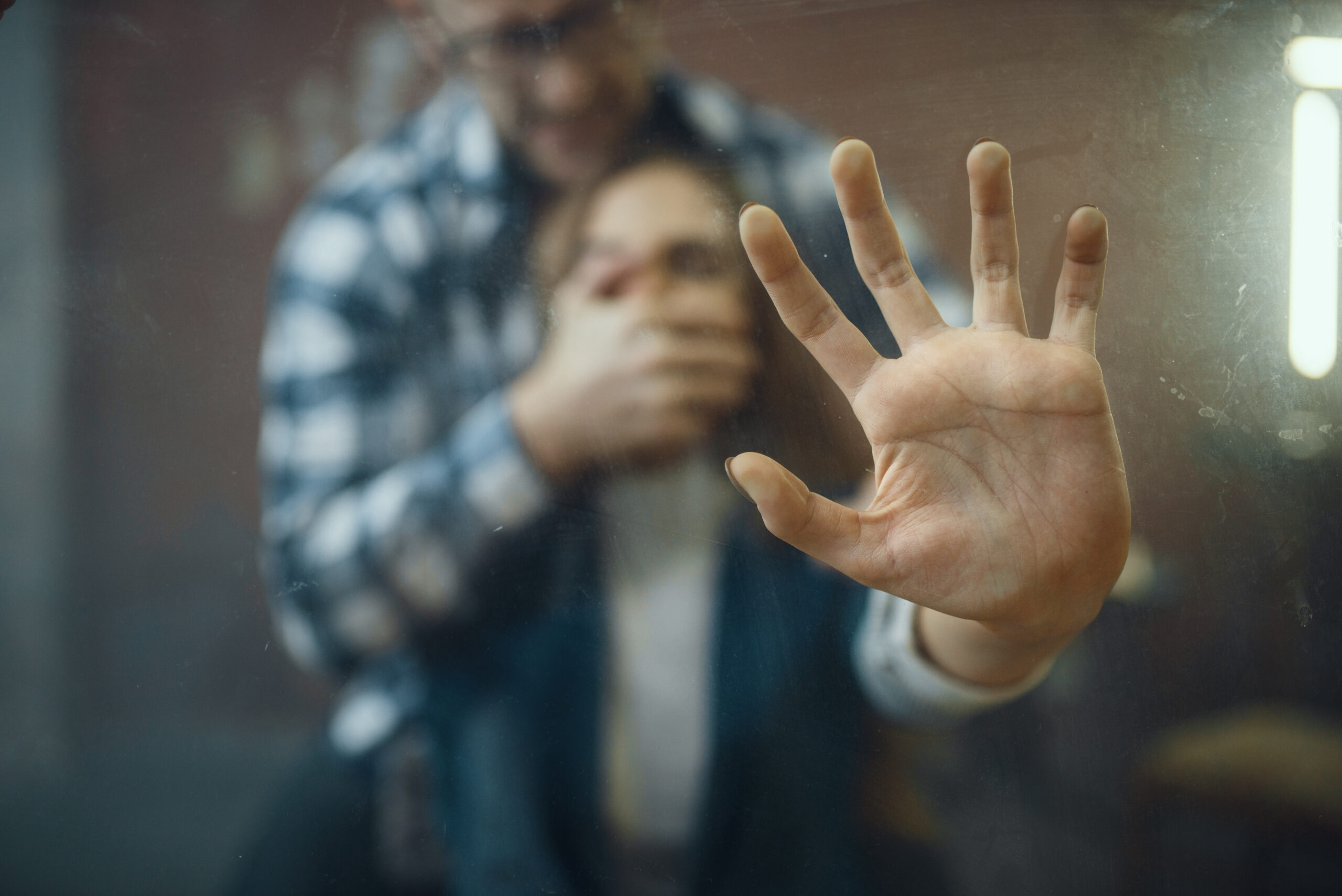 Noul proiect de lege împotriva violenței domestice aduce schimbări ce pot salva viața victimelor. Modificările, pe masa Camerei Deputaților