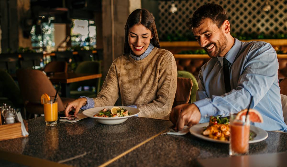 Semnele pe care bucătarii le observă imediat într-un restaurant și care ar trebui să te facă să pleci Semnele pe care bucătarii le observă imediat într-un restaurant și care ar trebui să te facă să pleci
