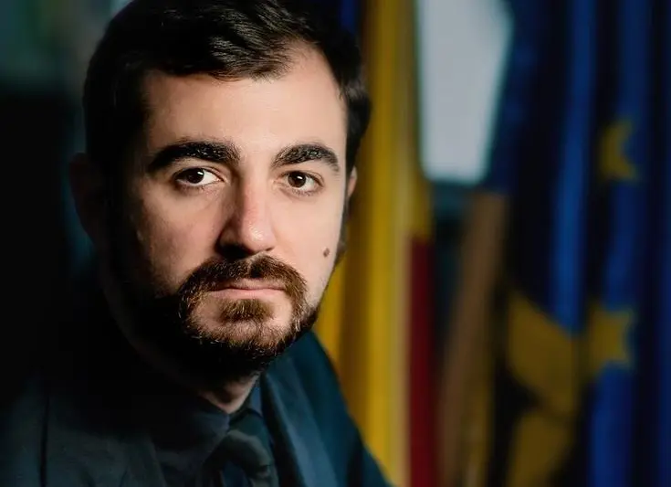 Claudiu Năsui, fostul ministru USR al Economiei, explică de ce românii, deși muncesc, sunt tot săraci Claudiu Năsui, fostul ministru USR al Economiei, explică de ce românii, deși muncesc, sunt tot săraci