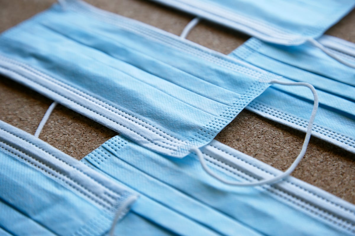 Măștile chirurgicale, puse sub semnul întrebării. Experții cer schimbarea recomandărilor OMS