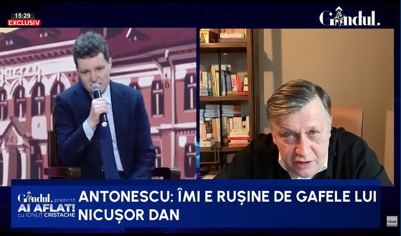 „Mi-e rușine de momentul când Macron îl duce de mână pe președintele României”