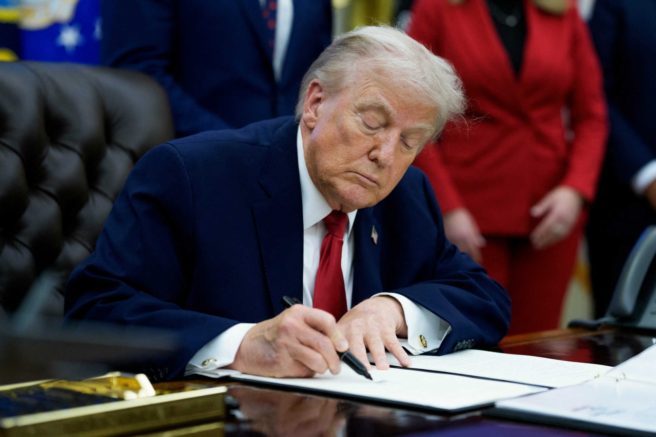 Trump obligă armata SUA să cumpere energie pe cărbune pentru securitatea națională Trump obligă armata SUA să cumpere energie pe cărbune pentru securitatea națională