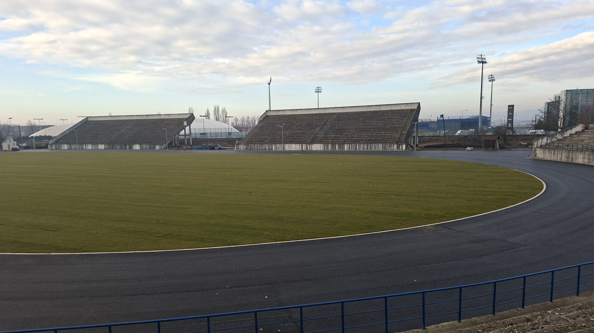 Ce-ați făcut cu stadionul?! Renovarea arenei din Târgu Mureș n-a respectat proiectul arhitectului și a ieșit o ANOMALIE