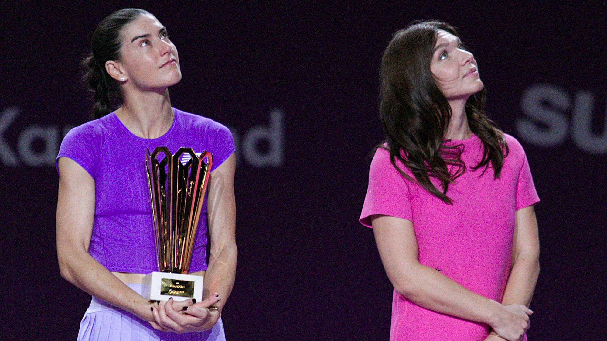 Cu trofeul în mână, Simona Halep i-a spus 6 cuvinte Soranei Cîrstea după „cea mai frumoasă săptămână” din viața ei Cu trofeul în mână, Simona Halep i-a spus 6 cuvinte Soranei Cîrstea după „cea mai frumoasă săptămână” din viața ei