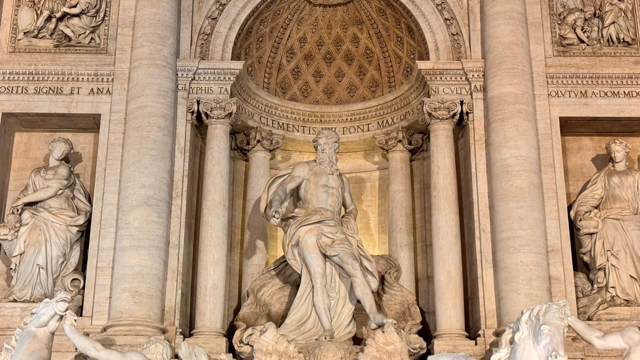 Accesul la Fontana di Trevi nu mai este gratuit. Cât va costa biletul de intrare la faimoasa fântână cu statuia lui Neptun din Roma Accesul la Fontana di Trevi nu mai este gratuit. Cât va costa biletul de intrare la faimoasa fântână cu statuia lui Neptun din Roma