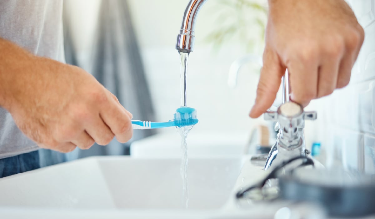Cum afectează umezirea periuței eficiența igienei orale, explicațiile unui dentist Cum afectează umezirea periuței eficiența igienei orale, explicațiile unui dentist