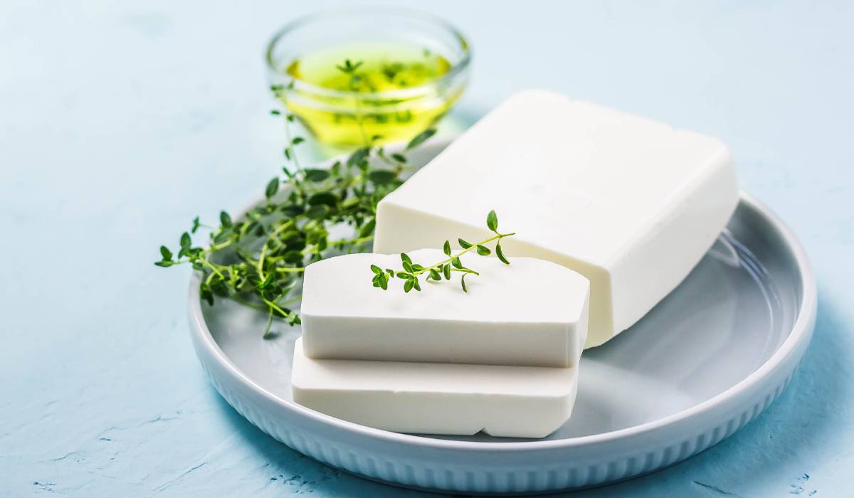 Brânza care se „bate” cu pastilele. Farmaciștii avertizează că poate anula efectul unor medicamente