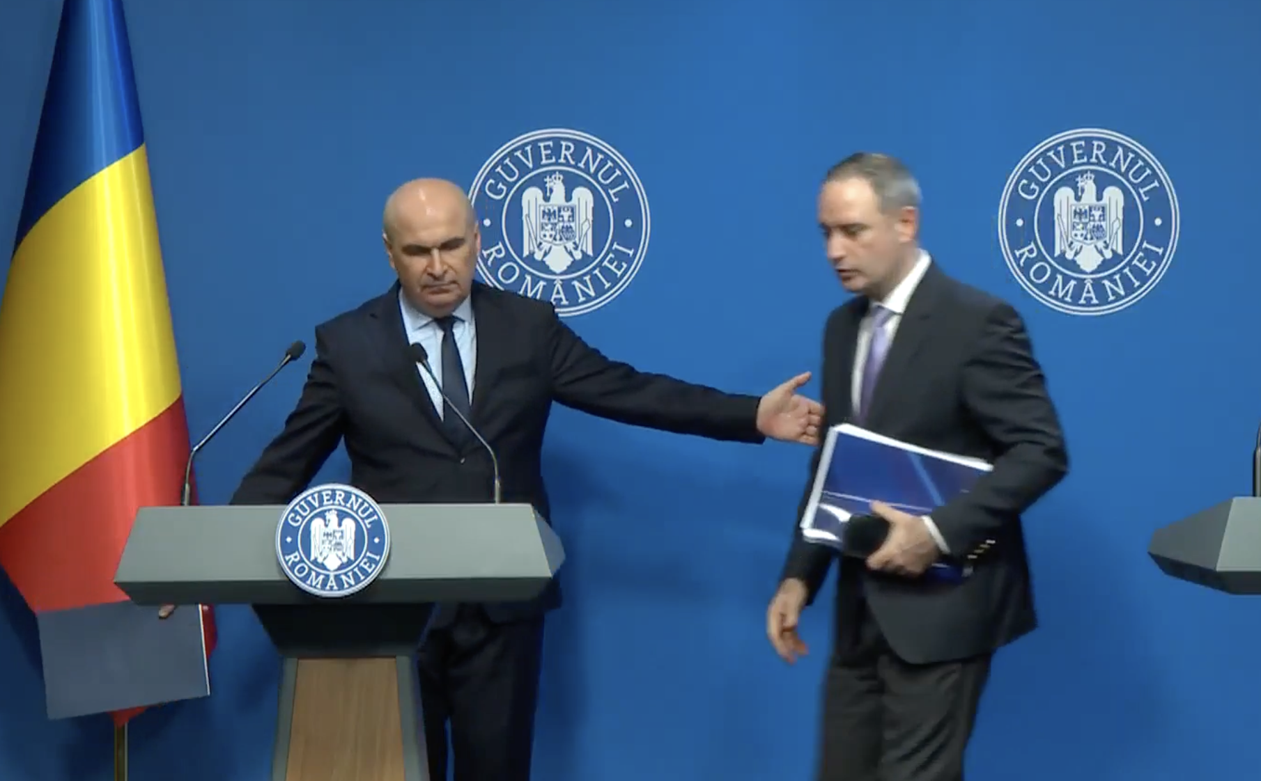 Fuga de întrebările jurnaliștilor a devenit deja obicei în Guvern. După Oana Țoiu și premierul Bolojan a fugit în această seară, din conferința de presa dedicată bugetului. Ce întrebare l-a pus pe fugă