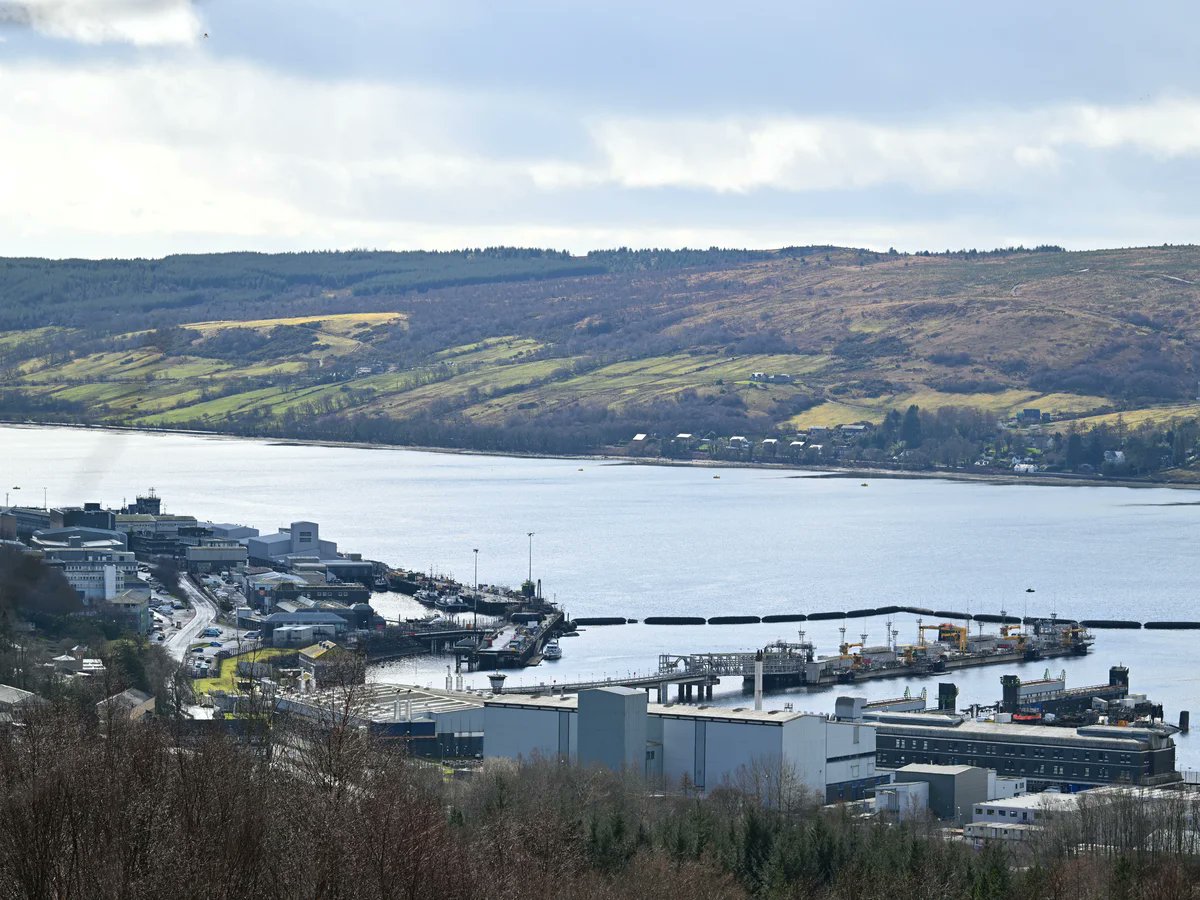 Un iranian și o româncă au fost acuzați că au încercat să pătrundă într-o bază navală nucleară din Marea Britanie